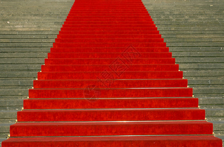 红地毯上楼梯图片