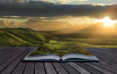 美丽的夕阳风景横扫乡村从神奇的书中溢出并创造惊图片