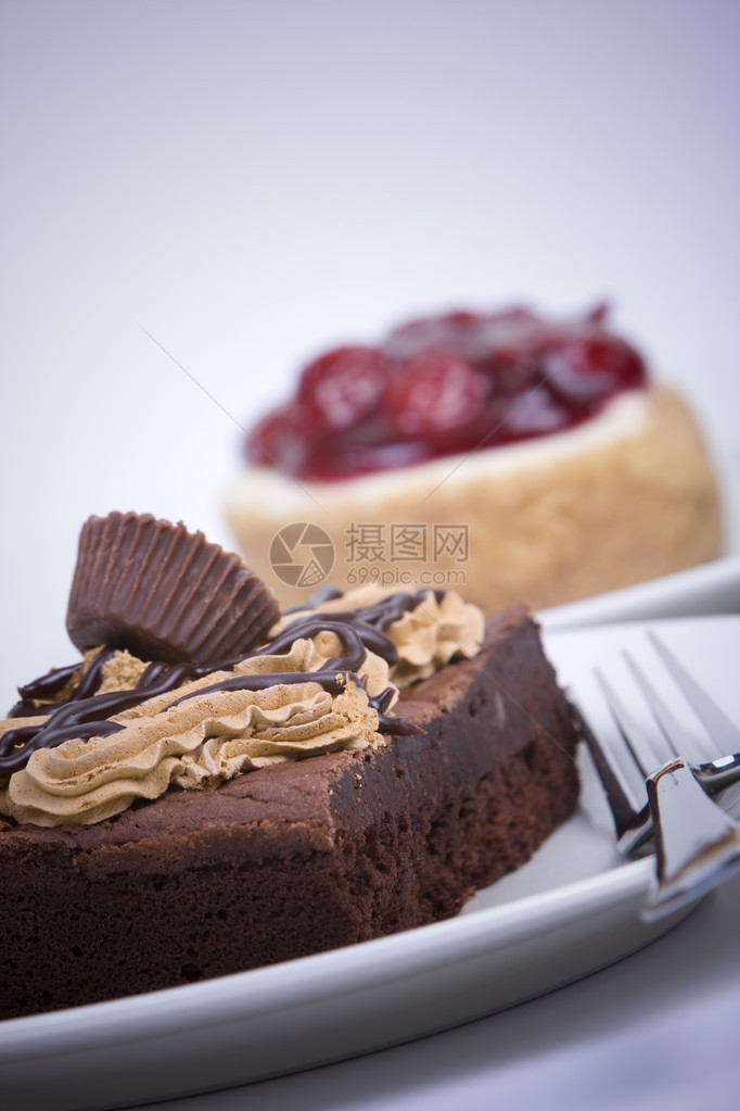 巧克力果冻蛋糕和樱桃芝士蛋糕带图片