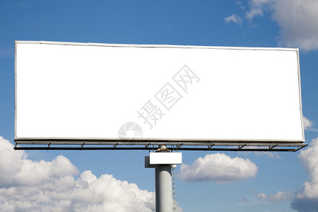 蓝色天空上白的广告牌图片