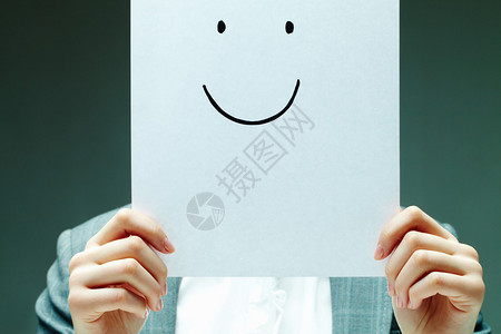女拿着纸脸上带着微笑的形象图片