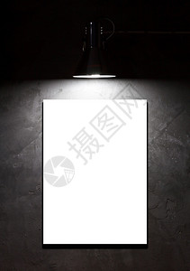混凝土墙上的空白板上的灯背景图片