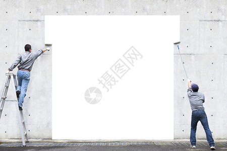 两名工人正在画墙上的空白区域高清图片