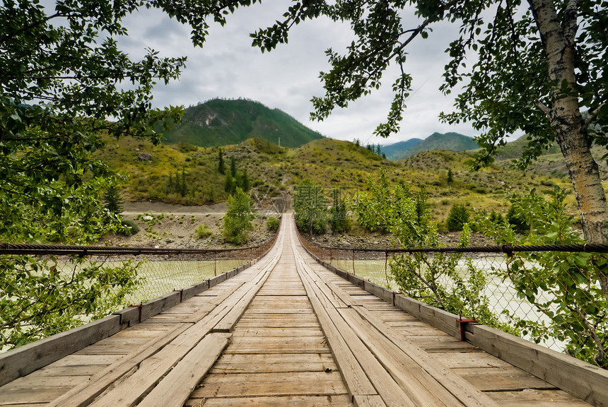 卡顿河上的木制悬索桥俄图片