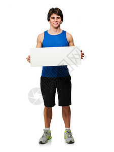 年轻男子持有空白板标牌孤背景图片