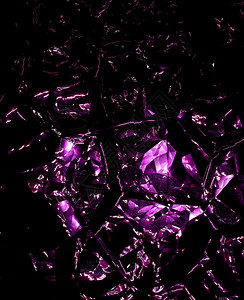黑色背景上破碎破碎的紫色玻璃效果图片