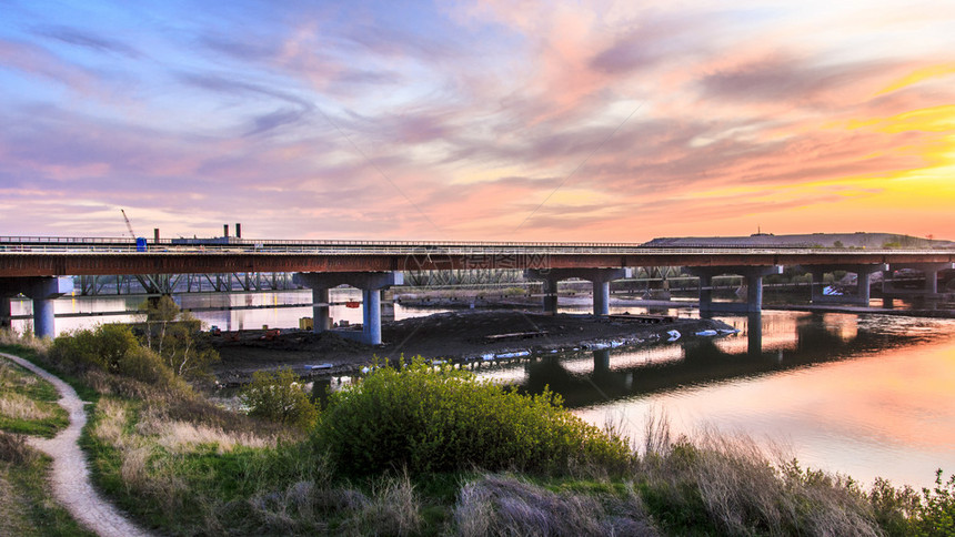 在加拿大建造新桥CircleDriveSouth项目是萨斯卡通市历史上最图片
