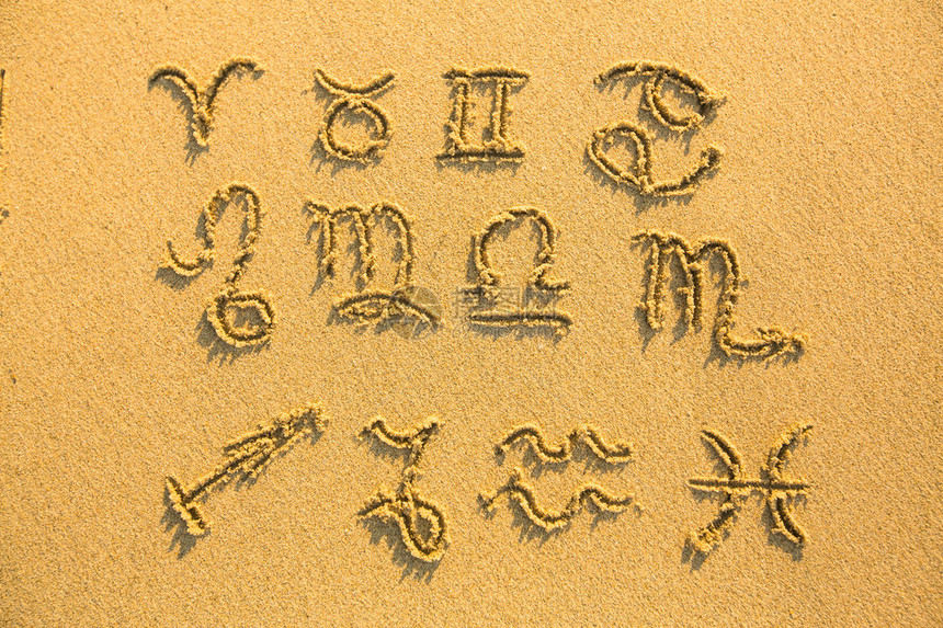 一系列的黄道菌征兆从事实沙滩上的沙图片