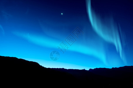 夜空星云彩和北极光图片