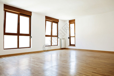 空荡的室内房间和三个窗户图片