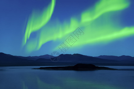 纽芬兰北光照耀着美丽的湖泊风景在夜空中的插画