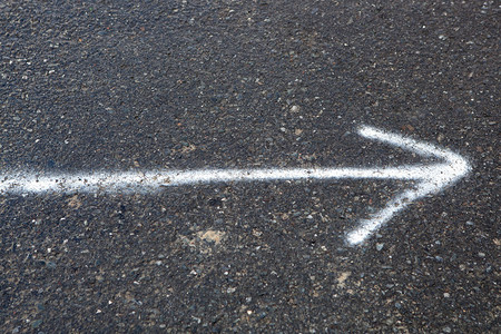 道路上绘制的白色箭头指向右侧图片