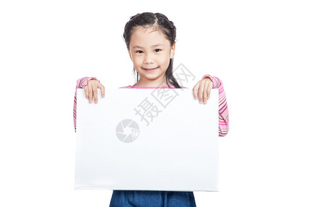 亚裔小女孩持有白背景的空白标志背景图片