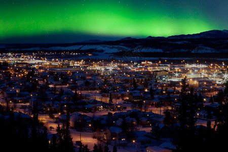 冬季加拿大育空地区首府怀特霍斯市中心夜间天空有强烈的北光Auroranotal插画