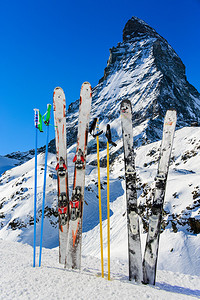 滑雪滑雪和冬季的山图片