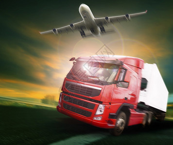 集装箱卡车和货运飞机在陆空物流运输图片