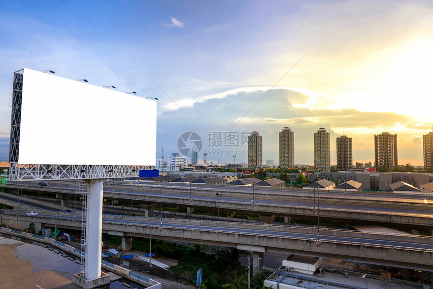 大型空白广告牌准备在日落后图片