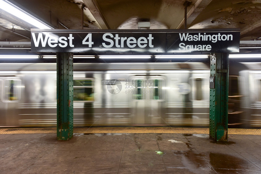 地铁火车经过纽约市西四街地铁站的模糊之处图片