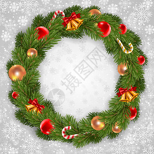 蓬松的圣诞花环与枞树枝和圣诞装饰品红色和的圣诞球铃铛和糖图片