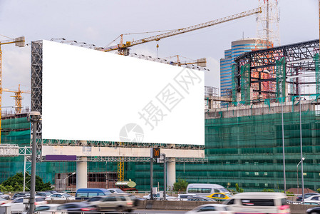 与建筑工地一起在公路上发布新广告的空布告图片