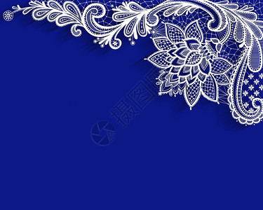 蓝色背景上的白色蕾丝装饰背景图片