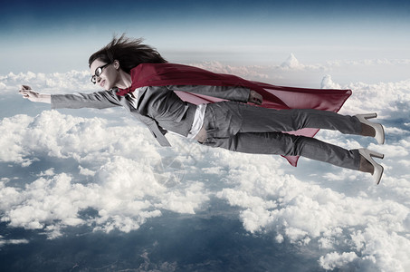 飞越天空的女超人图片