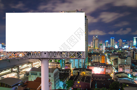 夜间在市中心的空白广告牌背景图片