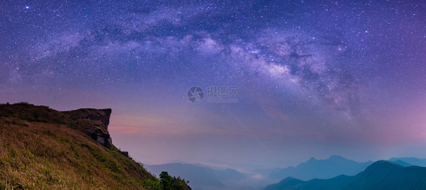 抽象的模糊景观与银河系夜空与星和岩山的轮廓泰国清莱省Thoeng区的PhuChiFa观景点图片