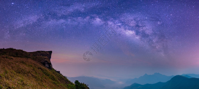 抽象的模糊景观与银河系夜空与星和岩山的轮廓泰国清莱省Thoeng区的PhuChiFa观景点插画