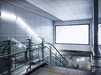 利用扶梯在地铁上展示空白广告板图片