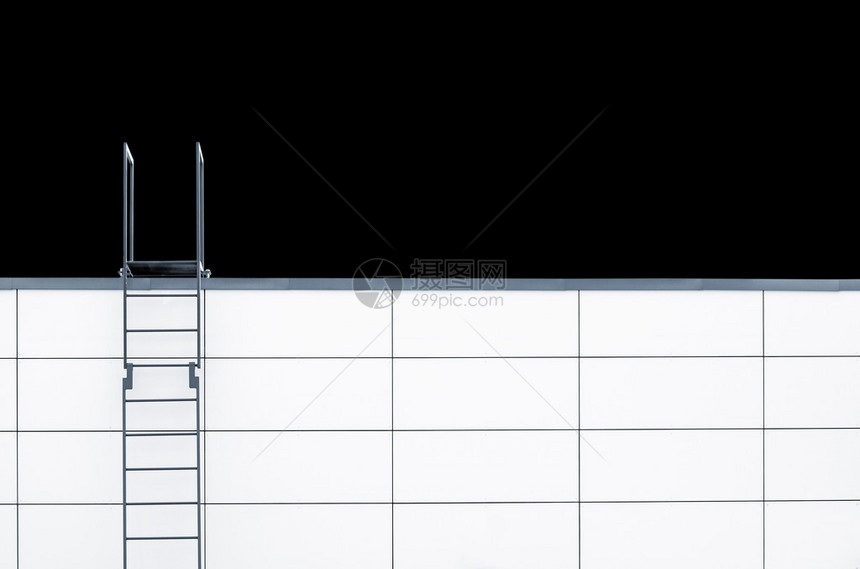 白色墙上的金属紧急楼梯被隔离在黑色背景上在右侧有大量复制空间的最图片