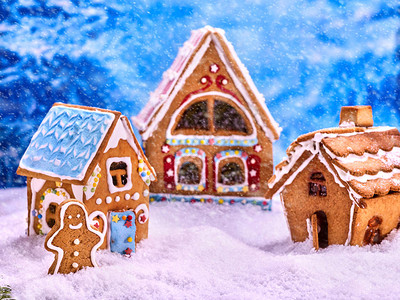圣诞三间美味的姜饼屋姜饼人冬季背景雪瀑和圣诞图片