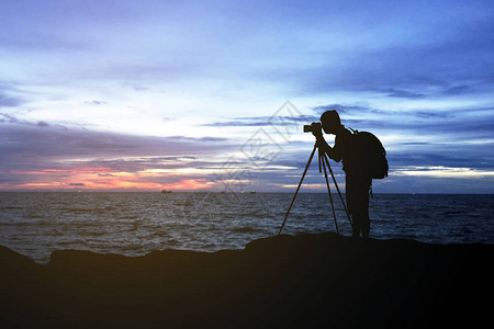 夕阳下山海人物摄影剪图片