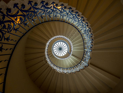 都铎时期的房子优雅的螺旋楼梯在英格兰建造的第一个中央无图片