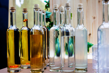 各种酒精饮料的透明瓶子图片