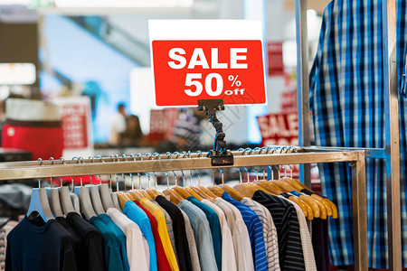 50的脱销售额是模拟在购物部商店铺衬衫线上设置广告显示框图片
