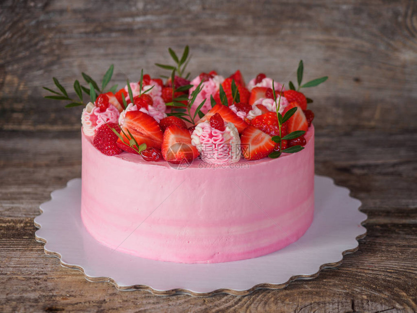自制嫩粉色蛋糕桌上放着凝乳和草莓图片