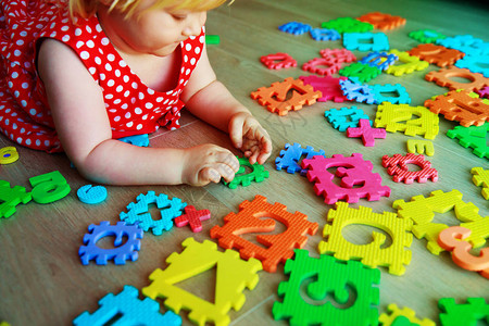 小女婴学习数字和数学图片