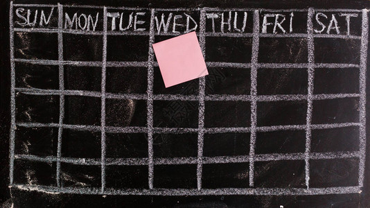 黑粉笔板上空白每月网格时间表的白背景图片