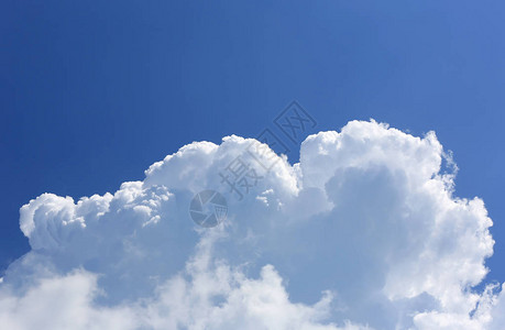 在蓝天的抽象白云图片