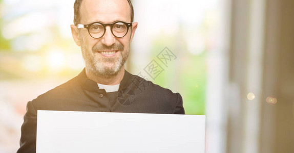 牧师宗教男子手持空白广告横幅广告报价或公告的好海报图片