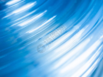 透明塑料水管抽象的蓝色曲线背景图片