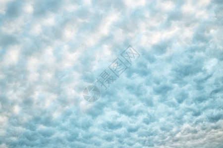 天空与柔软蓬松的白色和蓝色云彩抽象背景卷积云纹理图片