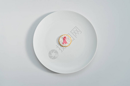 2月7日柏林国际电影节带有粉红丝带的饼干作为在白色背景上的白板上与乳腺癌作斗争的标志2月4日国际癌症日的抽象概插画