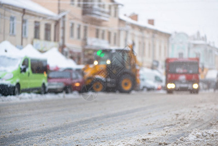关于冬季天气主题的抽象模糊背景道路上雪花图片