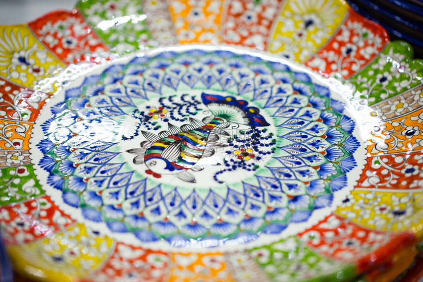 明亮的东方彩盘正宗的民族风格手绘菜肴东方集市上漂亮的碗和盘子明亮的背景说明了图片
