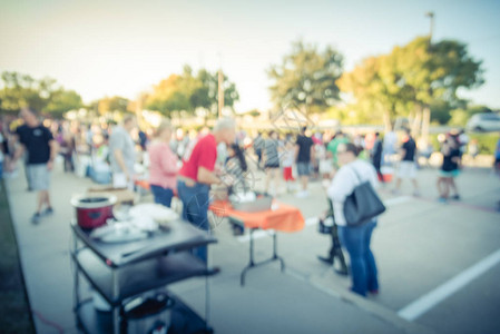 美国德克萨斯州达拉斯附近的教堂节上的抽象服务线模糊参加社区活动和施汤厨房的多元化和多元文化人士的长背景图片