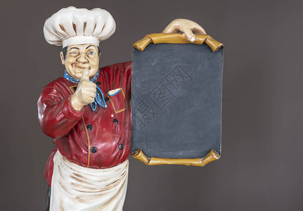 木制装饰厨师拿着海报穿着典型的厨师服装图片