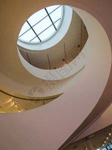 位于利物浦一号购物中心的楼梯以螺旋状形式出现内部抽象照图片