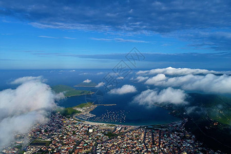 巴西全景视图很棒的风景美丽的海滩景色天使海滩在云彩的鸟瞰图很图片